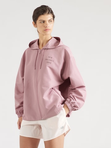 new balance Φθινοπωρινό και ανοιξιάτικο μπουφάν 'Iconic Collegiate' σε ροζ: μπροστά