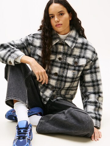 Tommy Jeans Демисезонная куртка в Черный