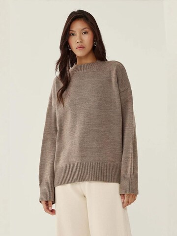 Hiccup Sweter w kolorze brązowy: przód