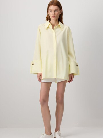 Touché Privé - Camiseta 'Poplin Shirt With Wide Cuff' en amarillo