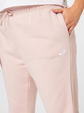 Nike Sportswear Tapered Sportbroek in Roze