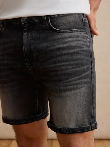 DAN FOX APPAREL Regular Shorts 'Raik' in Grau