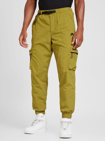 Nike Sportswear Tapered Cargobroek in Groen: voorkant