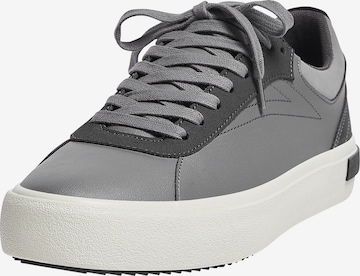Pull&Bear Sneakers low i grå: forside