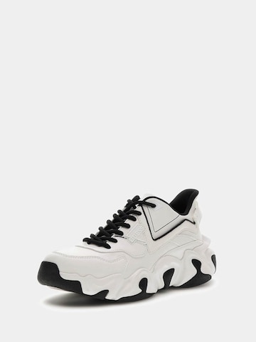 GUESS Sneaker 'Cesi' in Weiß