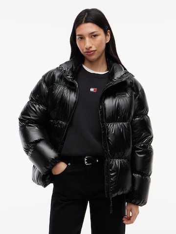 Tommy Jeans Χειμερινό μπουφάν σε μαύρο: μπροστά