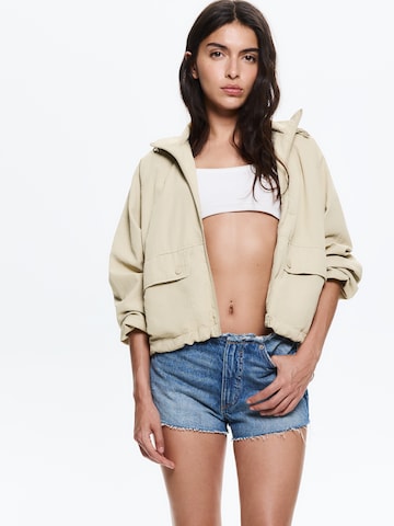 Geacă de primăvară-toamnă de la Pull&Bear pe verde: față