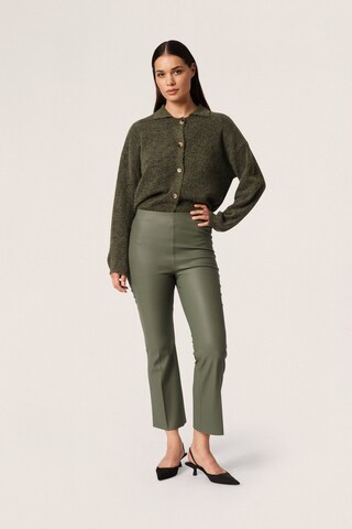 SOAKED IN LUXURY Flared Broek 'Kaylee' in Groen