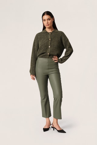 SOAKED IN LUXURY Flared Trousers 'Kaylee' in Green