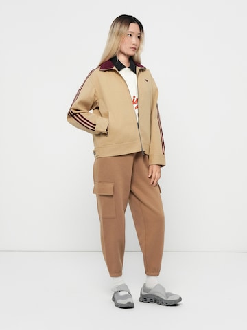 ADIDAS ORIGINALS Zwężany krój Bojówki 'ESSENTIALS ' w kolorze brązowy