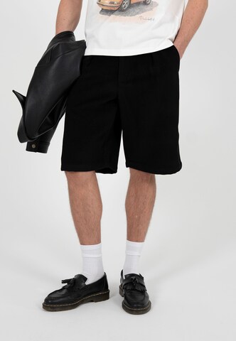 Prohibited Loosefit Bandplooibroek 'Podium' in Zwart: voorkant