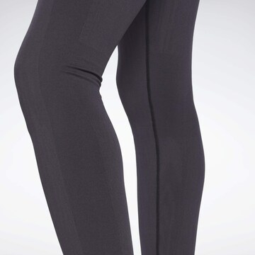 Skinny Pantaloni sportivi di Reebok in grigio