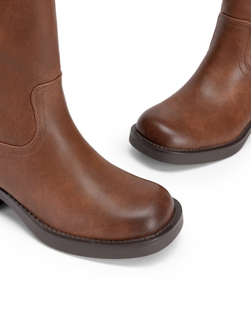 Dream Pairs Boots in Brown