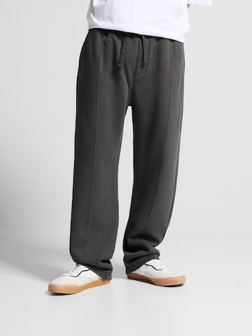 Loosefit Pantalon Bershka en gris : devant