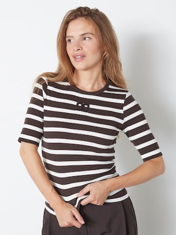 T-shirt 'Granny' co'couture en marron : devant