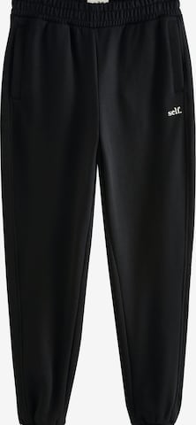 NextTapered Hlače - crna boja: prednji dio