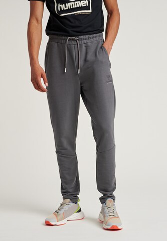 Hummel Tapered Sportbroek in Grijs: voorkant