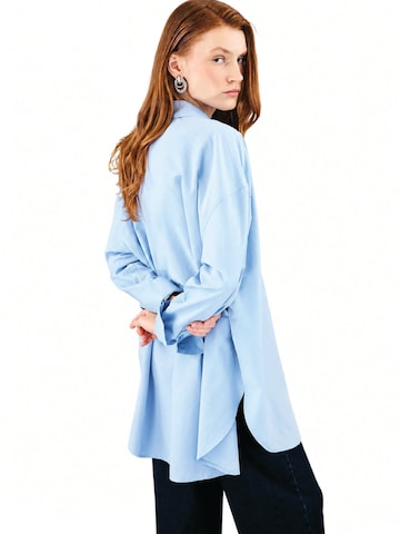 Touché Privé Shirt 'Oversized Poplin Shirt' in Blue: front