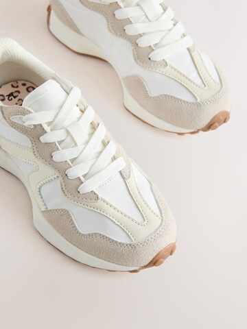 Next Сникърси в бяло