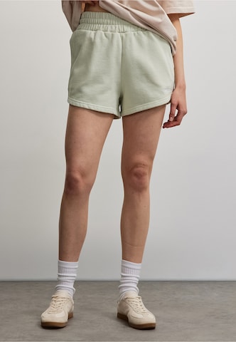 Pegador Loosefit Shorts 'Wiluna' in Grün: Vorderseite