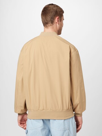 Carhartt WIP Välikausitakki värissä beige