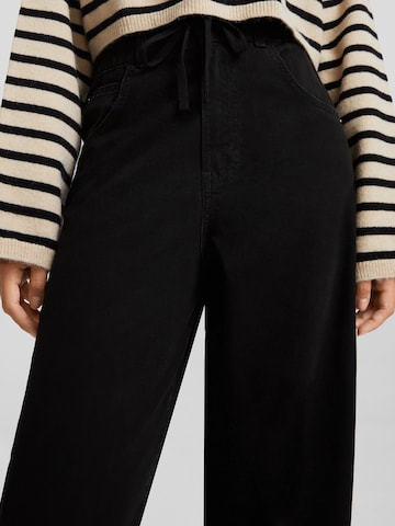 Bershka Tapered Jeans in Schwarz