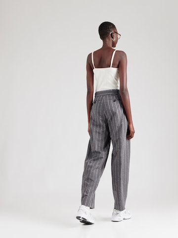 Largi Pantaloni cutați 'QUINN' de la SCOTCH & SODA pe gri