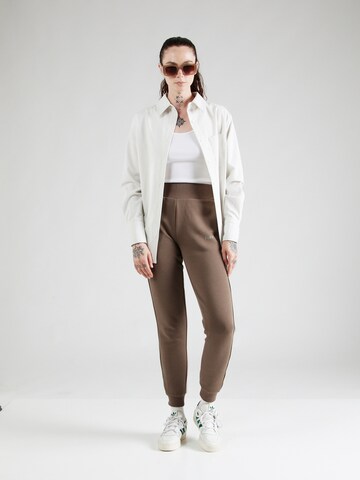 GUESS - Tapered Pantalón deportivo 'BRITNEY' en marrón