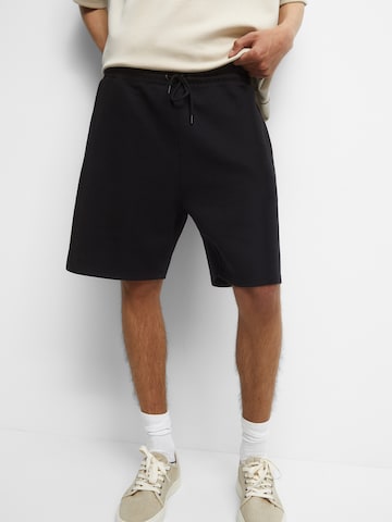 Loosefit Pantaloni de la Pull&Bear pe negru: față