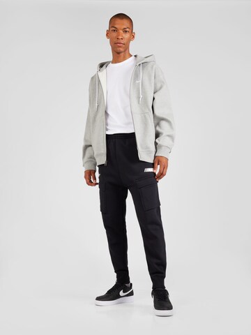 Tapered Pantaloni cargo di Nike Sportswear in nero