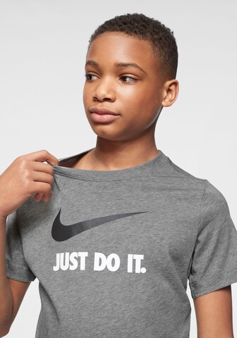 Nike Sportswear T-shirt 'Swoosh' i grå