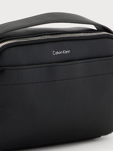 Calvin Klein Torba na ramię 'RAISED' w kolorze czarny