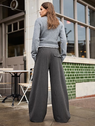 Bershka Baggy Veckad byxa i grå