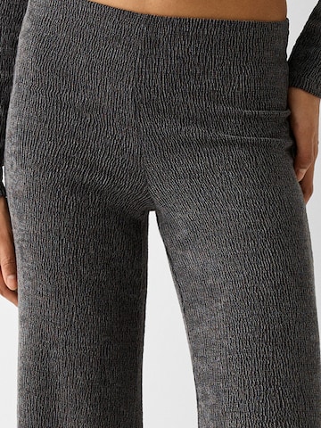Flared Pantaloni di Bershka in grigio
