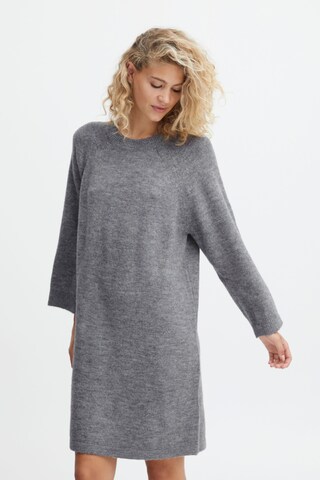b.young Strickkleid in Grau: Vorderseite