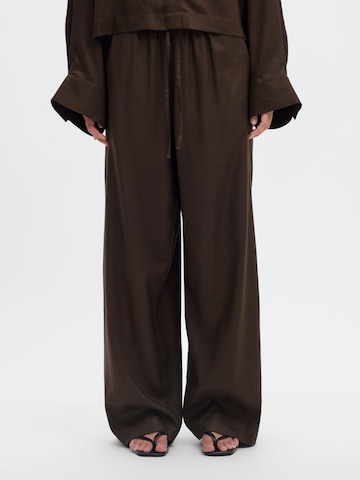 SELECTED Wide leg Trousers in Brown: front