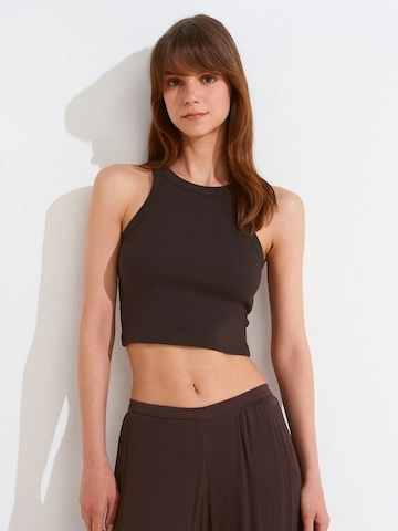 Dilvin Top in Bruin: voorkant