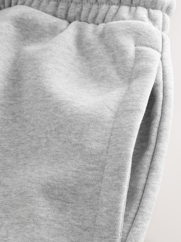 Loosefit Pantaloni di Next in grigio