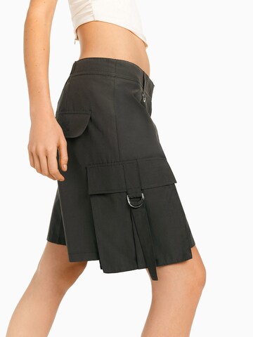 Bershka Loosefit Shorts in Schwarz