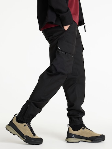 Regular Pantalon cargo 'Rift Flow' CHASIN' en noir