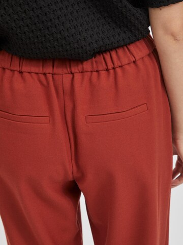 Tapered Pantaloni con pieghe 'Titti' di VILA in rosso