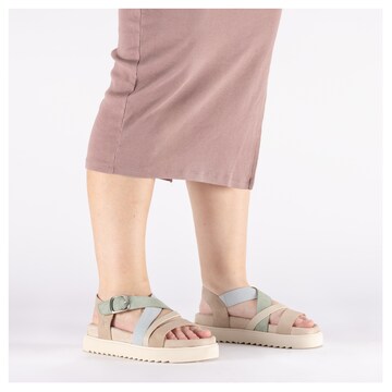 Sandales à lanières Rieker en beige : devant
