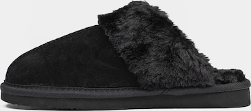 Minnetonka Slipper 'Chesney' in Black: front