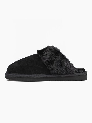 Minnetonka - Pantufa 'Chesney' em preto