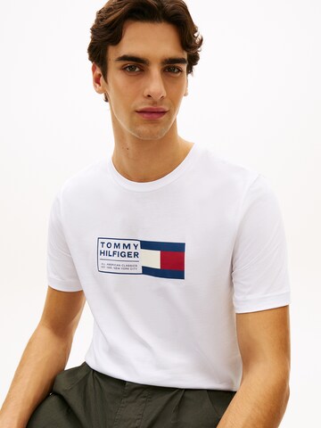 T-Shirt 'BRAND LOVE' TOMMY HILFIGER en blanc