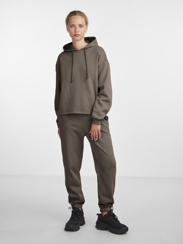 Tapered Pantaloni 'PCCHILLI' di PIECES in marrone