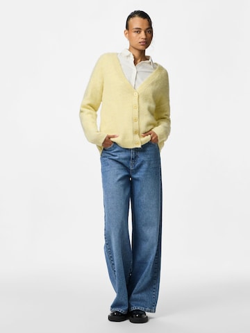 Cardigan 'PCPam' PIECES en jaune