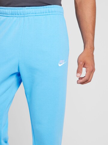 Nike Sportswear Tapered Broek 'CLUB' in Blauw
