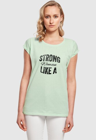 Merchcode Shirt 'WD - Strong Like A Woman' in Groen: voorkant