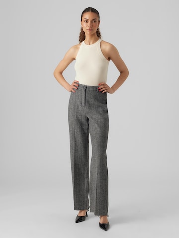 VERO MODA Loose fit Trousers with creases 'Lizzie' in Grey